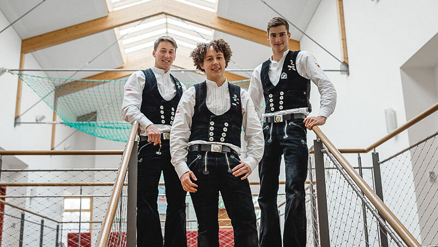 Foto der Zimmerleute Philipp Kaiser, Benedikt Pfister und Marco Schmidt aus dem Team Deutschland