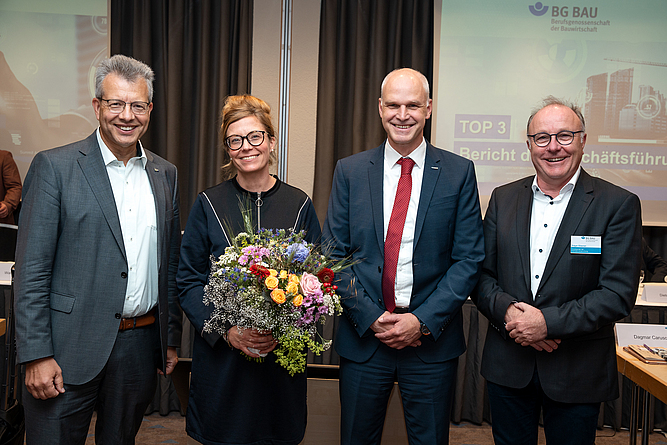 Thomas Möller (Vorsitzender d. Vertreterversammlung), Katia-Julia Rostek (gewählte stellv. Hauptgeschäftsführerin), Michael Kirsch (Hauptgeschäftsführer), Edgar Glasner (Alternierender Vorsitzender d. Vertreterversammlung) (v.l., alle BG BAU)