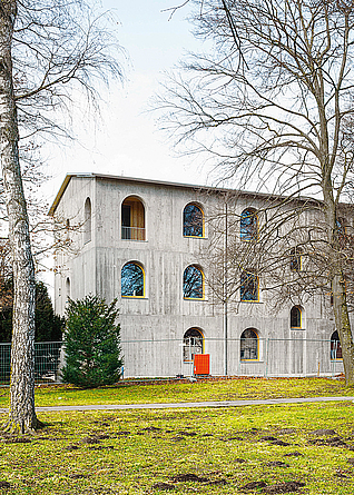 Gebäude Leichtbeton, Blick auf die östliche Außenfassade