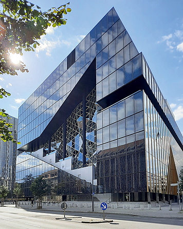 Spiegelnde Glasfassade eine modernen Baus