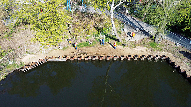 Sicherung des abgesperrten Bereichs Blick von oben auf den teilweise abgesperrten Uferbereich