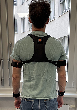Mann mit Messsensoren am Oberkörper.