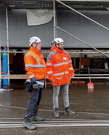 Aufsichtsperson Patric Sasse (li.) und Koordinator Martin Feil bei der Begehung der Verschubbahn Koordinator Feil und Aufsichtsperson Sasse begehen die Baustelle Rader Hochbrücke.