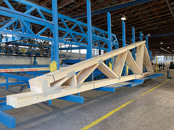 Zusammengebundene Nagelplattenbinder in einer Produktionshalle.