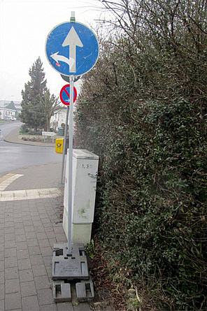 Veränderte oder zweckentfremdete Verkehrsleitzeichen an einer Straßenbaustelle.