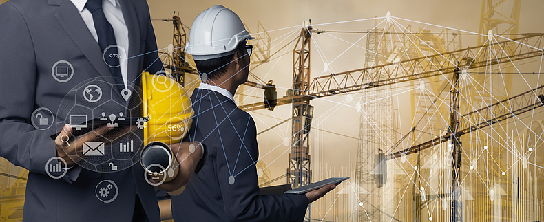 Ingenieur, der ein Tablet, einen Schutzhelm und Planungsrollen in den Händen hält und auf Kräne blickt. Im Vordergrund sind weiße Linien als digitale Verbindungen zu sehen.