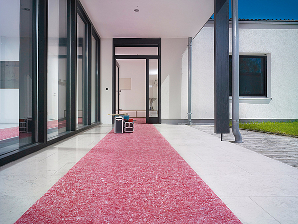 Abb. 1: Abdeckvlies in Signalfarbe. 