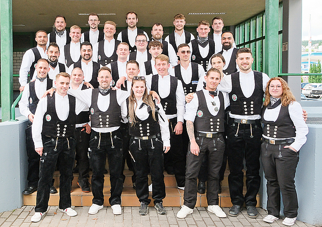 Gruppenbild der neuen Meisterinnen und Meister im Dachdecker- und Klempnerhandwerk, gekleidet in Zunftkleidung.