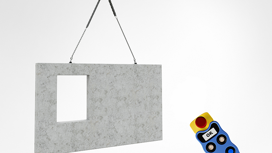 Ein Balancer hebt eine große vorgefertigte Betonwand mit rechteckiger Öffnung an zwei Ketten an. Rechts im Bild schwebt eine kabellose Steuerung mit Drucktasten und Display.