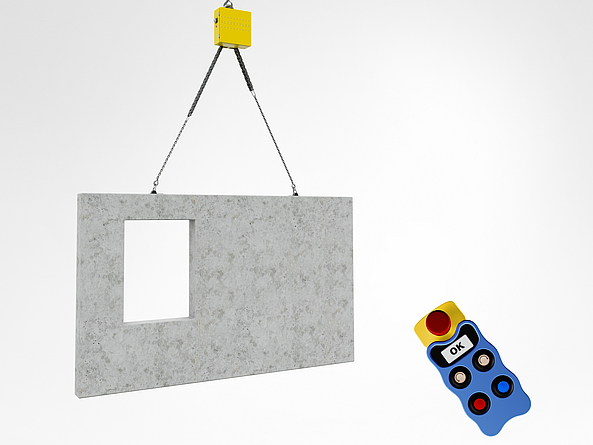 Ein Balancer hebt eine große vorgefertigte Betonwand mit rechteckiger Öffnung an zwei Ketten an. Rechts im Bild schwebt eine kabellose Steuerung mit Drucktasten und Display.