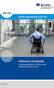 DGUV Information 215-123: Inklusion im Betrieb - Handlungshilfe für kleine und mittlere Unternehmen. Auf dem Titelbild: Ein Mitarbeiter im Rollstuhl befindet sich im Foyer eines Unternehmens,  auf dem Weg zum Fahrstuhl.