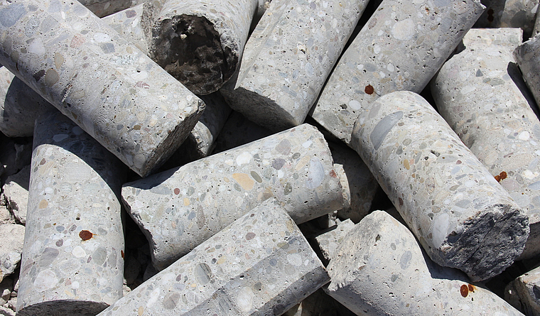 Große Menge Bohrkerne aus Beton.
