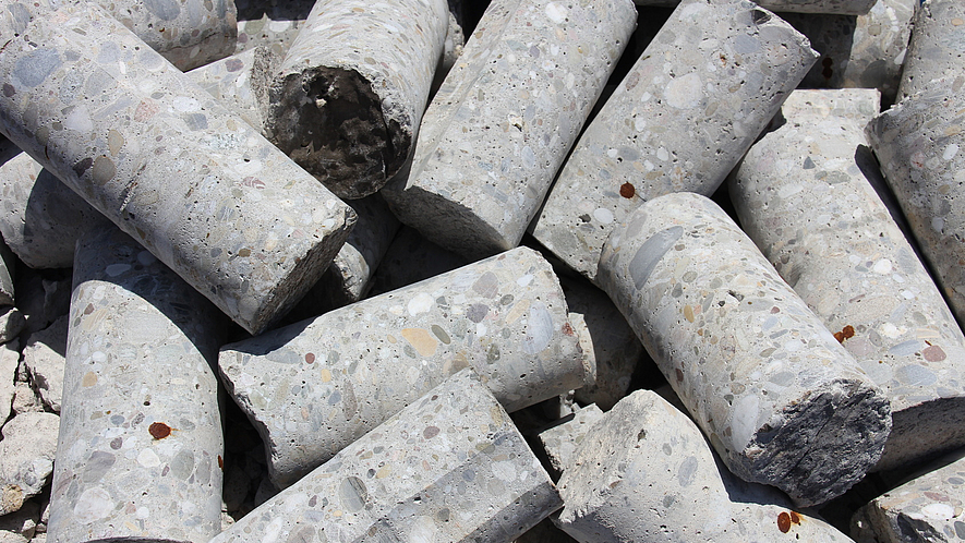 Große Menge Bohrkerne aus Beton.