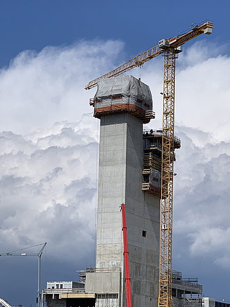Im Bau befindlicher Kontrollturm am Terminal 3 des Frankfurter Flughafens.