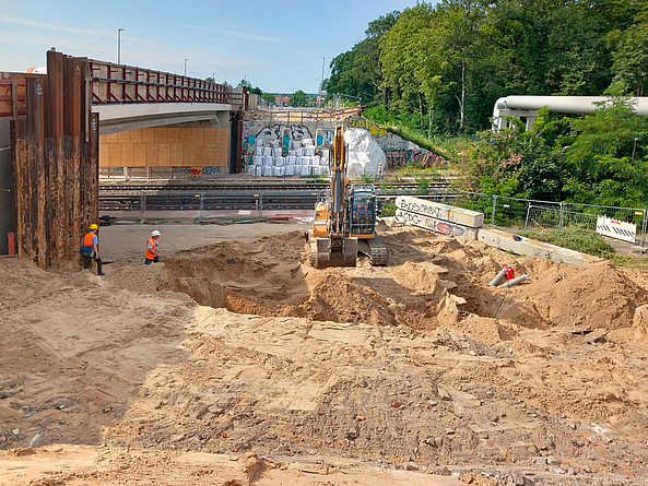 Rückbau der Widerlager direkt neben den Bahngleisen Schachtarbeiten für die neue Brücke am Blumberger Damm in Berlin.