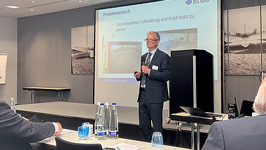 Peter Winkler auf dem Workshop (bauma 2025) Ein Mann vor einer Präsentationswand hält einen Vortrag.