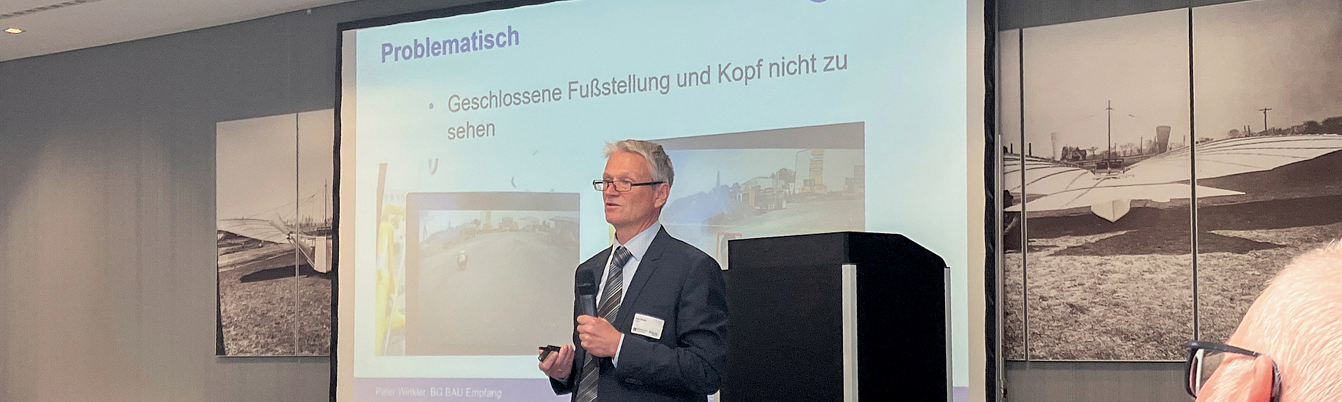 Peter Winkler auf dem Workshop (bauma 2025) Ein Mann vor einer Präsentationswand hält einen Vortrag.