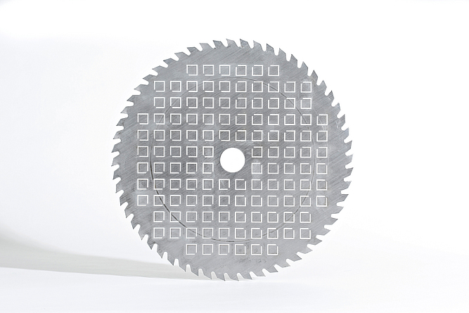 Sägeblatt mit kleinen Quadraten.