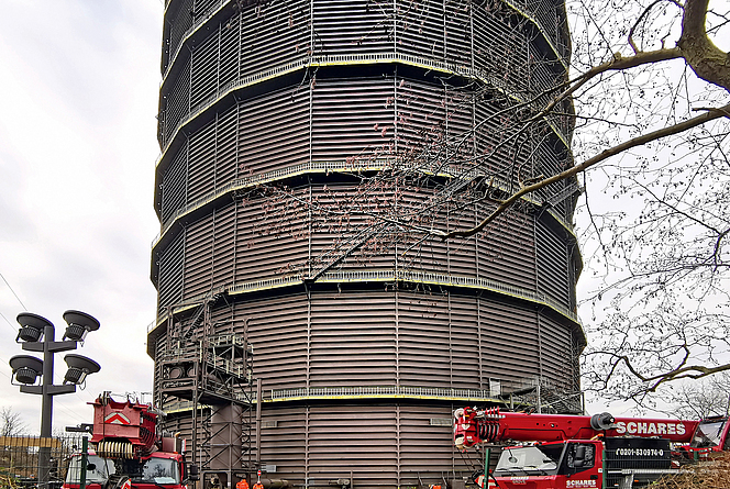 Unterer Teil der Fassade des Gasometers. Davor befinden sich Baumaschinen.