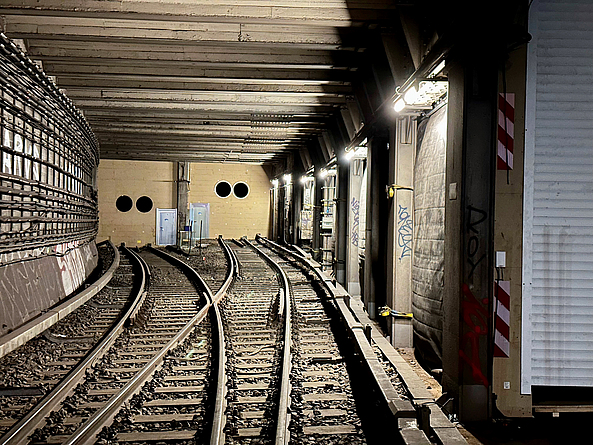 Am Ende der Gleisanlagen in einem Tunnel wurden zwei Wetterwände zur Abgrenzung aufgestellt.