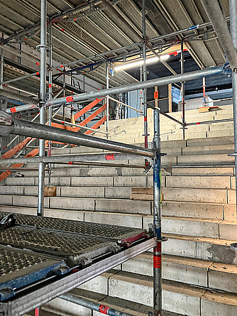 Die im Bau befindliche Freitreppe aus Beton mit vielen Gerüsten.