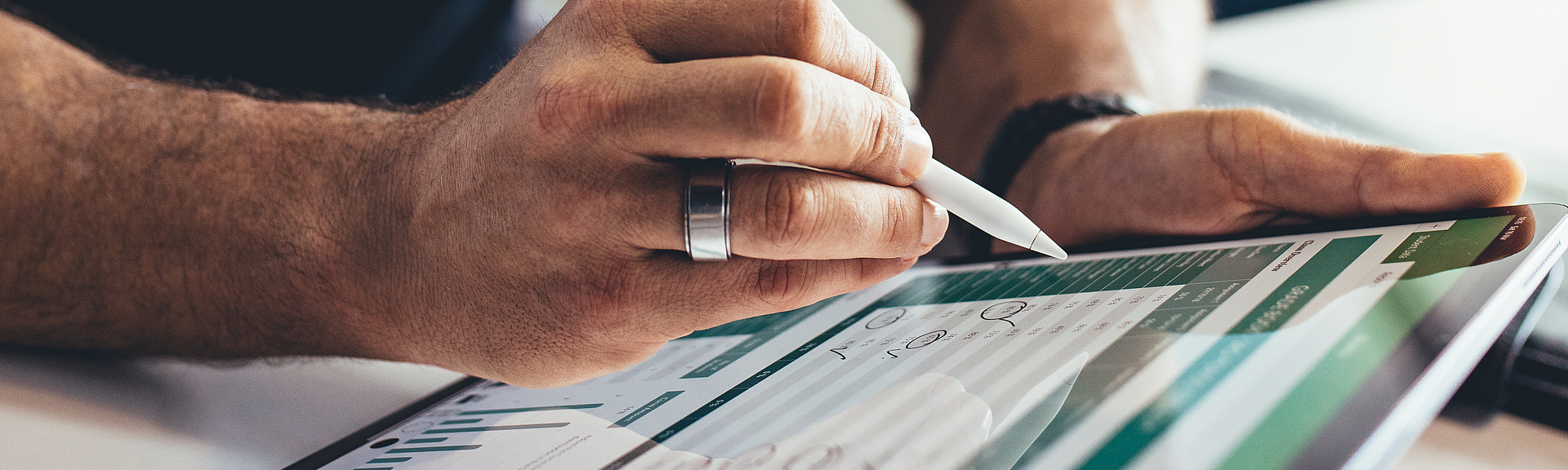 Mann arbeitet am Tablet.