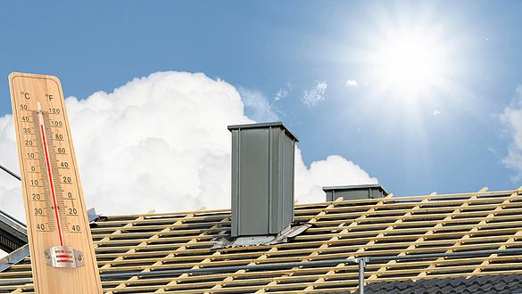 Hitze bei Arbeiten in der Höhe Ein Thermometer wird symbolisch vor ein Dach gehalten. Es zeigt eine Temperatur von über 37° Grad. Die Sonne scheint am Himmel, der teils mit Wolken bedeckt ist.