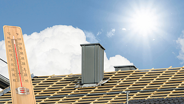 Hitze bei Arbeiten in der Höhe Ein Thermometer wird symbolisch vor ein Dach gehalten. Es zeigt eine Temperatur von über 37° Grad. Die Sonne scheint am Himmel, der teils mit Wolken bedeckt ist.