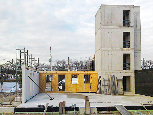 Beginn der Holzbau-Montagearbeiten auf der Decke der Tiefgarage