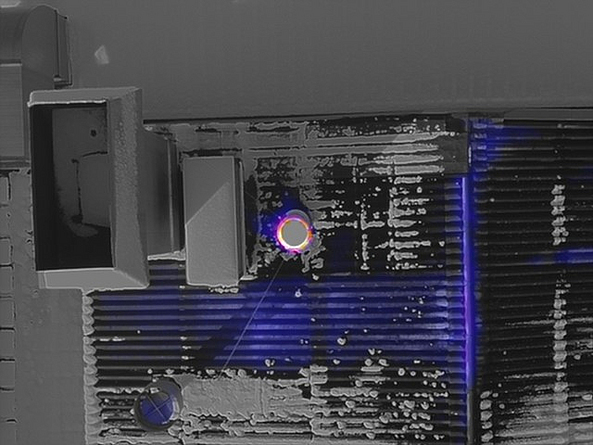 Drohnenbild zeigt eine Abgasanlage: Anhand charakteristischer Verfärbungen (pink, blau) kann die Fachkraft für Schornsteinfegearbeiten erkennen, ob die Anlage ordnungsgemäß funktioniert.