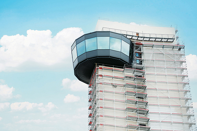 Im Bau befindlicher Kontrollturm mit Montagegerüst am Terminal 3 des Frankfurter Flughafens.
