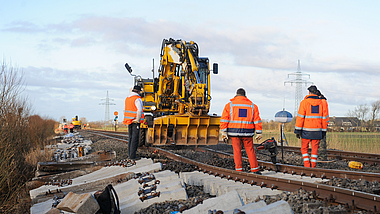 Gleisbauarbeiten Mehrere Bauarbeiter arbeiten an einem Bahngleis.