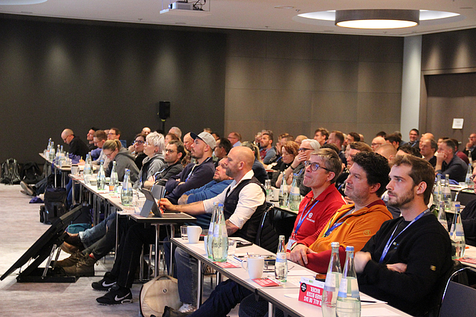 Teilnehmende im Konferenzraum beim 9. Fachkongress für Absturzsicherheit 2025.