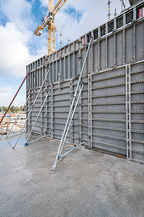 Für den Bau der Wände griff man auf NOE-Schalsysteme, vor allem auf das System NOEtop, zurück. Die Schaltafeln sind mit einer einheitlichen Profilstärke ausgestattet, die Rahmen und Profile innen wie außen sind feuerverzinkt.