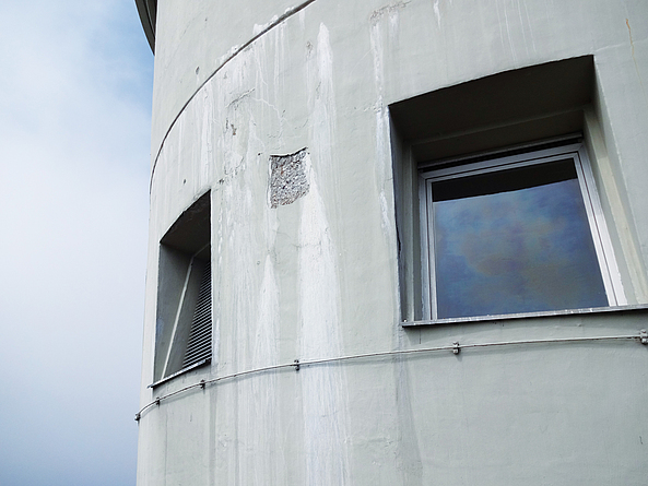 Großflächige Aussinterungen im oberen Bereich der Wasserkammern
