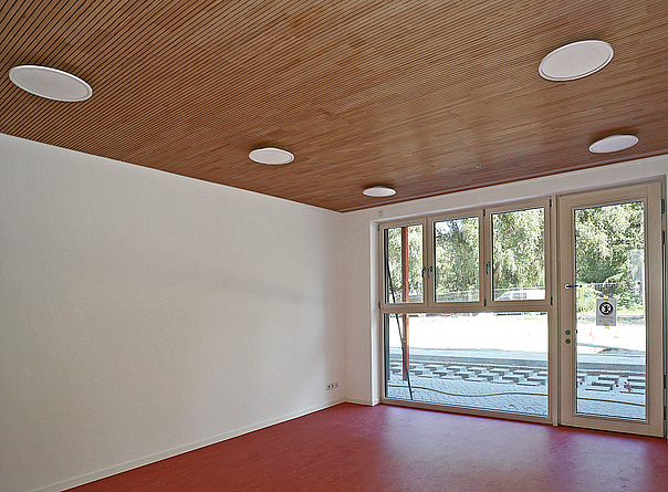 Blick in einen Gruppenraum: Akustikdecken aus Holz schaffen eine angenehme Raumqualität.