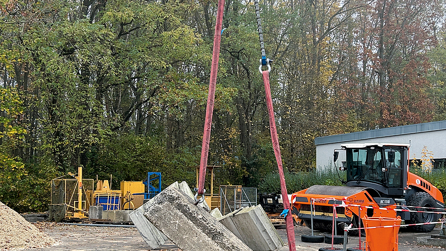 Test des Balancers von TW Kastenförmiger Balancer, an dem ein Betonteil mit zwei Seilen hängt.