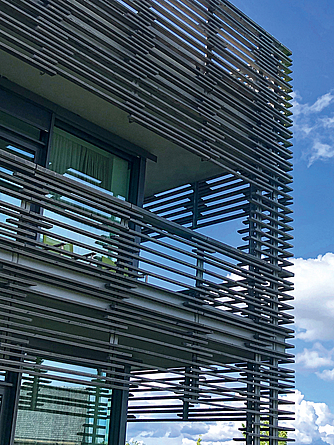 Detaillaufnahme einer Ecke des Hotels, bei dem die Verarbeitung der Fassadenelemente aus Holz zu sehen ist.