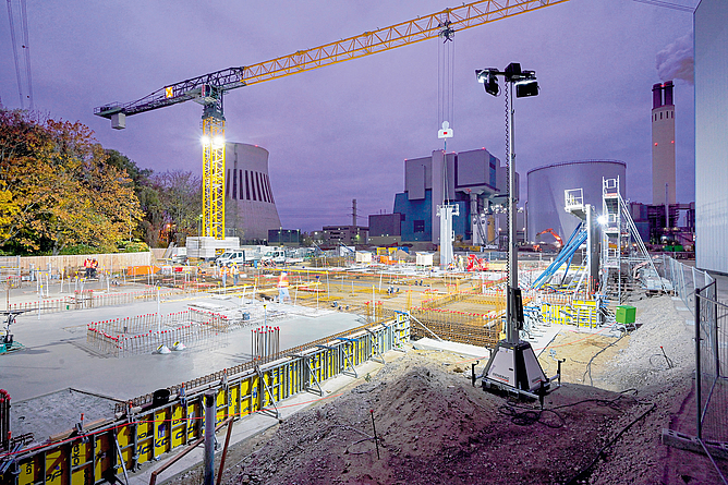 Einbau der Bodenplatte für das neue Turbinengebäude im Kraftwerk Reuter.