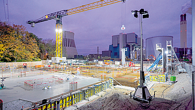 Einbau der Bodenplatte für das neue Turbinengebäude im Kraftwerk Reuter.