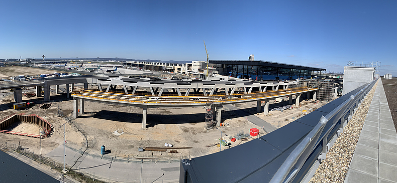 Bau des Vorfahrtisches und der Bahntrasse  am Terminal 3, Flughafen Frankfurt.