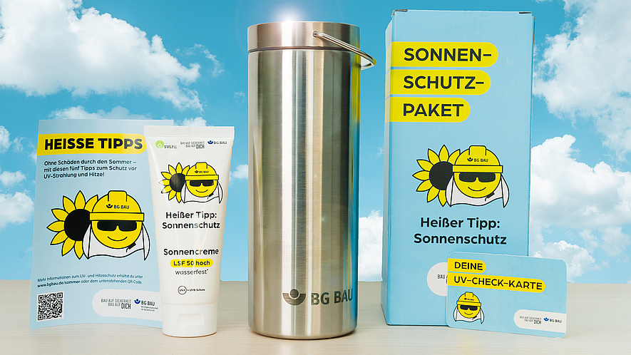 Das Sonnenschutz-Paket der BG BAU mit Trinkflasche, Sonnenschutzcreme, UV-Index-Checkkarte und Informationsmaterial.