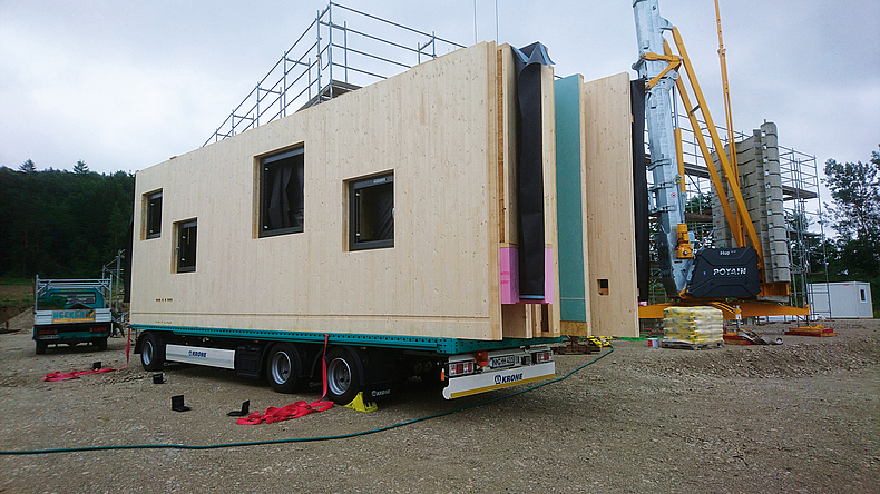 Lkw-Anhänger, der mit Wandteil-Modulen beladen wurde.