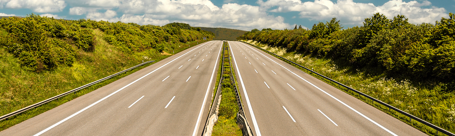 Es ist eine leere Autobahn aus der Vogelsperspektive zu sehen.