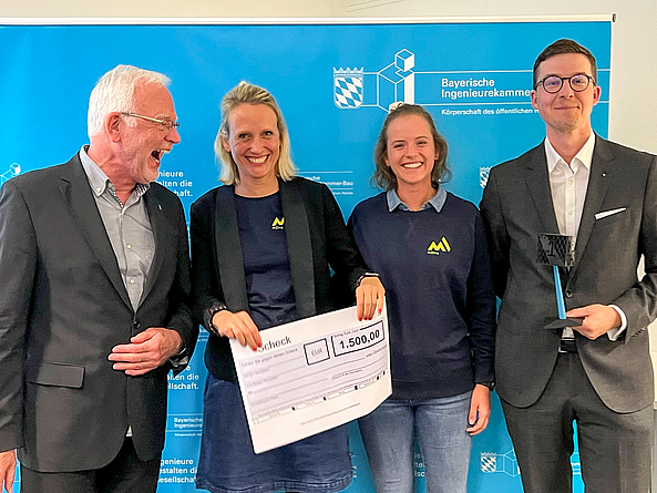 Birga Ziegler und Sabine Reim mit Kammerpräsident Prof. Dr. Norbert Gebbeken und dem Juryvorsitzendem Dr.-Ing. Michael Anton Kraus. Birga Ziegler und Sabine Reim mit Kammerpräsident Prof. Dr. Norbert Gebbeken und dem Juryvorsitzendem Dr.-Ing. Michael Anton Kraus.