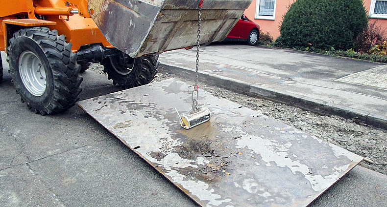 Wie im Stahlhandel werden auch auf Baustellen Permanent-Lasthebemagnete zum Transportieren von Stahlplatten genutzt. Sie arbeiten ohne externe Stromversorgung und verbinden die Platte zum Beispiel mit der Schaufel eines Baggers, der die Platte anschließend transportiert.