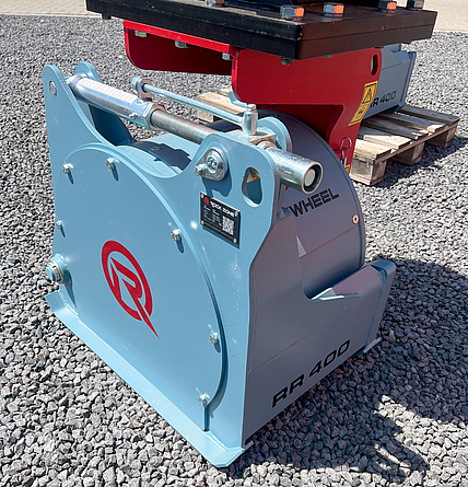 Blick auf ein Baugerät, an dessen Seite ein Typenschild angebracht ist. 