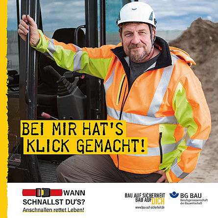 Plakat der Kampagne "Wann schnallst du's", das einen Bauarbeiter vor einer Baumaschine zeigt.