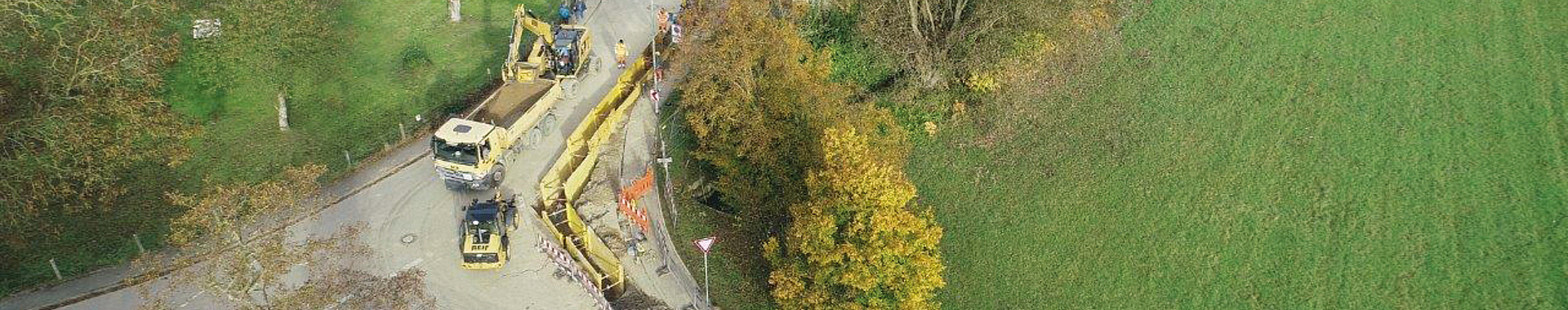 Ansicht von oben auf den Baustellenabschnitt an einer Straßenkreuzung am Ortsausgang.