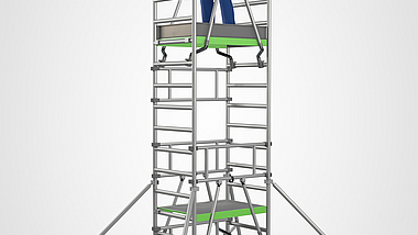 Eine Person steht auf einem mobilen Ein-Personen-Gerüst.